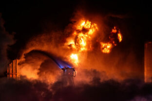 79618_oil_refinery_fire_la_56852 640x420.jpg