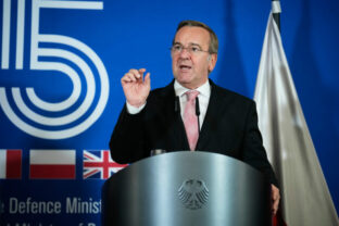 79870_germany_defense_ministers_50304 640x420.jpg