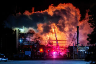 79920_oil_refinery_fire_la_69156 1 640x420.jpg