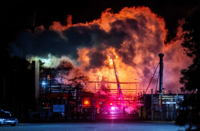 79920_oil_refinery_fire_la_69156 1 640x420.jpg
