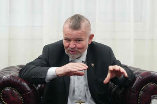 80301_konstrukter majitel a riaditel zbrojarskej tovarne grand power jaroslav kuracina pocas rozhovoru pre sita 640x420.jpg