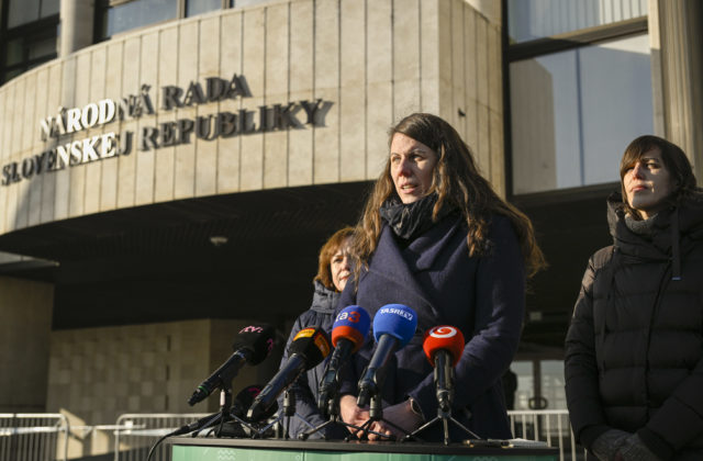 80587_38 147 podpisov za pravny stat 3 640x420.jpg