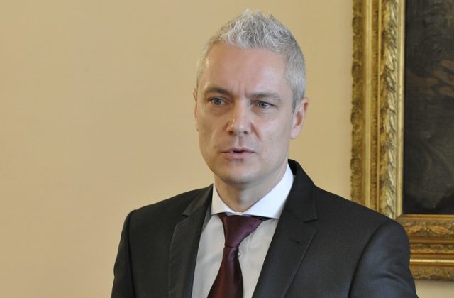 80795_kezamrok 640x420.jpg