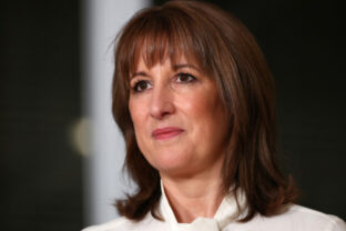 80812_britain_budget_67426 640x420.jpg