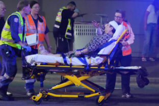 80882_australia_bondi_beach_shooting_04092 640x420.jpg