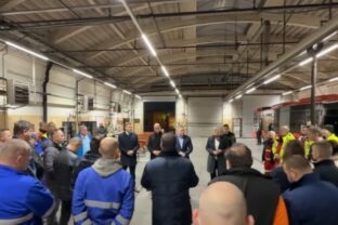 81184_premier robert fico a minister dopravy jozef raz navstivili zamestnancov dopravneho podniku bratislava 640x420.jpg