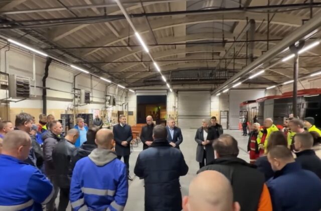 81184_premier robert fico a minister dopravy jozef raz navstivili zamestnancov dopravneho podniku bratislava 640x420.jpg