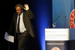 89128_platini odisiel s cistym svedomim zbohom priatelia futbalu 640x420.jpg