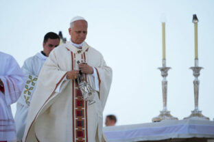 89483_spain_pope_474_7 640x420.jpg