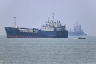 90078_iran_war_strait_of_hormuz_349_1 640x420.jpg