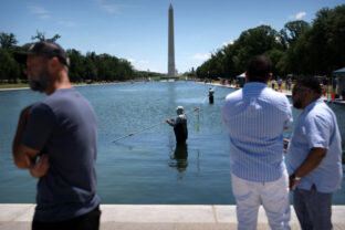 90254_lincoln_memorial_reflecting_pool_52612 640x420.jpg