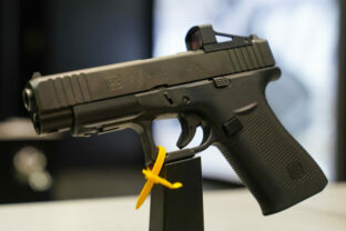 90810_pistol glock scaled 1 640x420.jpg