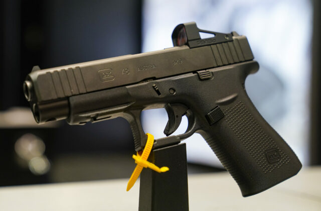 90810_pistol glock scaled 1 640x420.jpg