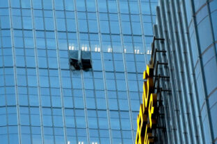 90859_correction_china_building_damaged_33561 640x420.jpg