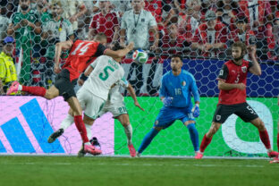 90959_austria_algeria_wcup_soccer_83872 640x420.jpg