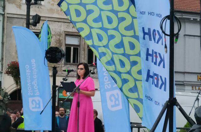 91325_viceprimatoka kosic lucia gurbalova na proteste scaled 1 640x420.jpg