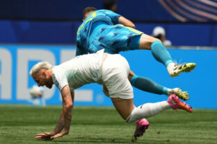 91460_austria_spain_wcup_soccer_52111 640x420.jpg