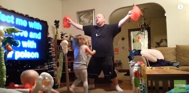 Tento tatino by pokojne mohol byť najlepším a najvtipnejším tanečným rodičom sveta. Pozrite sa, ako si zatancoval so svojou dcérkou :)