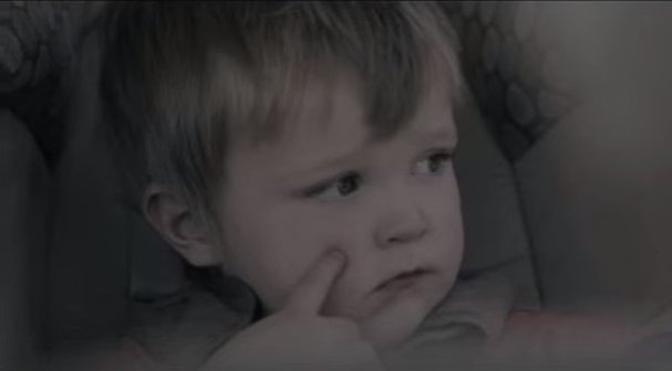 Emotívne video slúži na zamyslenie a ako varovanie: nikdy nenechávajte svoje dieťa samé v horúcom aute! Zdieľajte