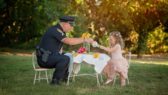 Dievčatko pozvalo na čajovú párty policajta, ktorý jej zachránil život. Prekrásne!