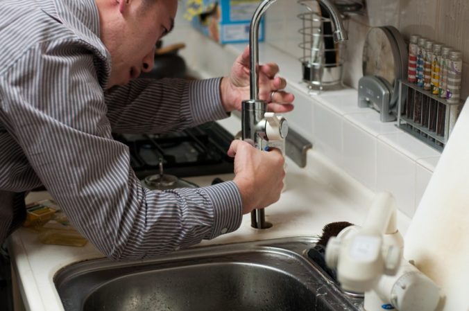 Trápi vás neodtekajúca voda v domácnosti? Zatočte s upchatým odtokom bez použitia agresívnych chemikálií