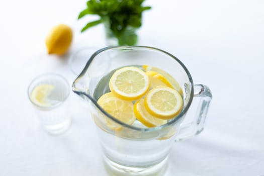 Blahodárne účinky populárneho nápoja: Citrónova voda spomalí starnutie pokožky a pomôže aj s akné