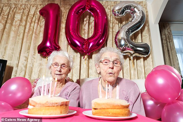 Najstaršie dvojičky Británie oslávili 102 rokov. Aký je ich recept na dlhovekosť?