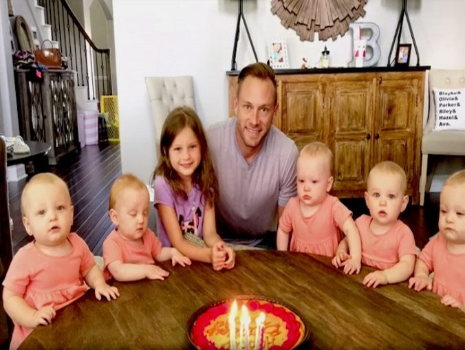 Otec oslavoval narodeniny so 6 dcérkami. Reakcia jednej z nich na  sfúknutie sviečok baví internet