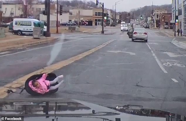 Šokujúce video: Batoľa vyletelo z idúceho auta, matka sa poň vrátila až po 20 minútach