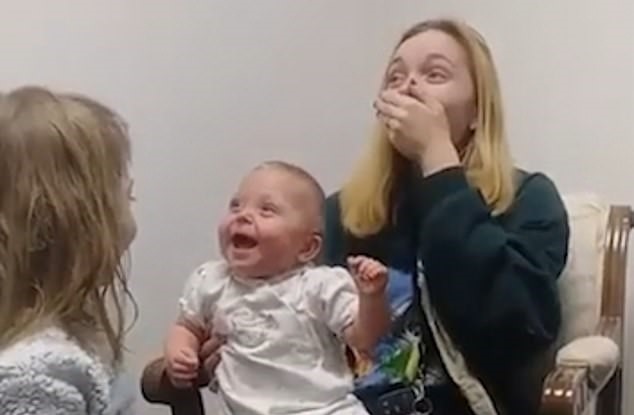 Internet dojíma reakcia bábätka, ktoré počulo hlas veľkej sestry po prvýkrát