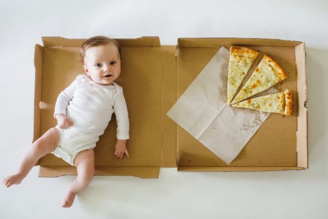 Geniálny foto nápad mamičky: Prvý rok svojho dieťatka zdokumentovala pomocou pizze