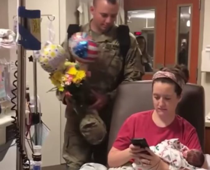 Žena vojaka ostala na pôrod dvojičiek celkom sama. Jej manžel na misii ju prekvapil tým najkrajším spôsobom