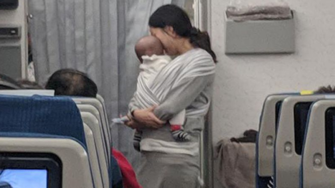 Mamička sa obávala dlhého letu s malým bábätkom. Pre 200 spolucestujúcich nachystala odzbrojujúce prekvapenie