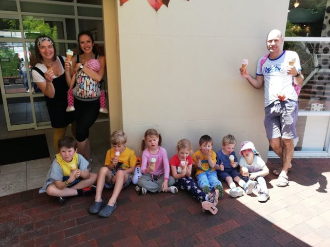 S ôsmimi deťmi v Tasmánii! Mamička dokazuje, že cestovať po svete sa dá aj s veľkou rodinou