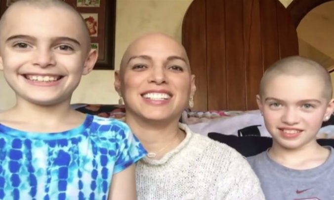 Odvážne sestry sa dali ostrihať dohola, aby povzbudili mamičku v boji proti rakovine