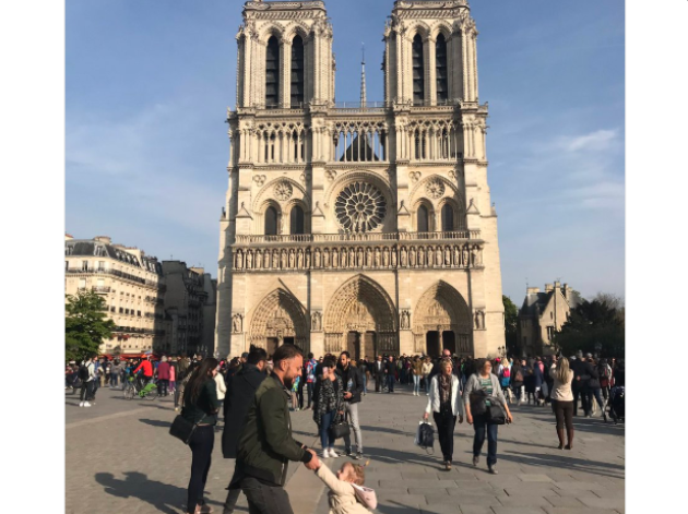 Žena náhodne odfotila krásny moment medzi otcom a dcérkou hodinu pred požiarom katedrály Notre Dame. Rozhodla sa dvojicu nájsť