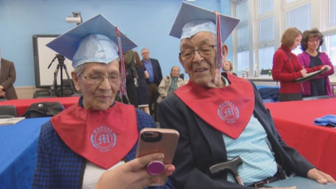 Súrodenci, ktorí zažili II.svetovú vojnu, sa ocitli medzi absolventmi strednej školy: Na svoje diplomy čakali takmer 80 rokov