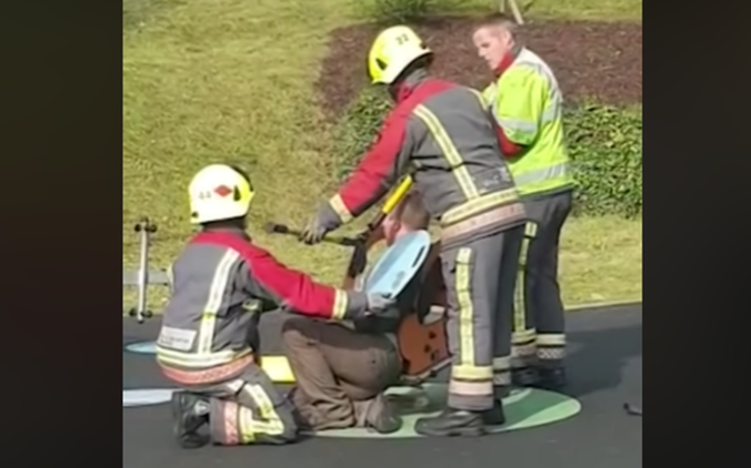 Video z ihriska: Otecka zaseknutého v detskej hojdačke vyslobodzovali hasiči