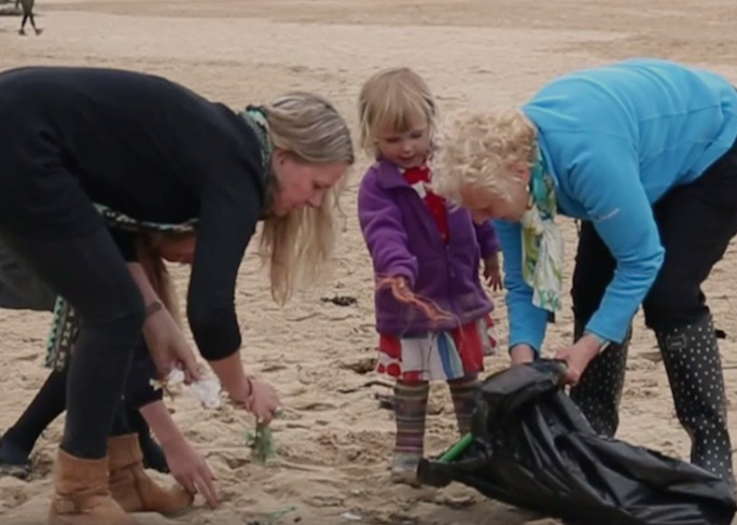 Babička sa snaží ukázať, že každý môže pomôcť planéte. Za rok vyčistila 52 pláží!