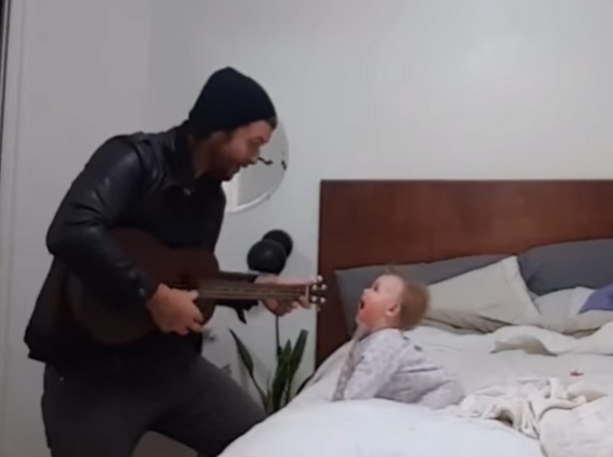 Rozkošné video: Keď otec chytí gitaru a začne spievať, bábätko reaguje tým najkrajším spôsobom