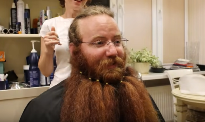 Muž si oholil po rokoch hustú bradu. Pred milovanú ženu sa postavil ako úplne iný človek