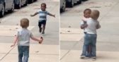 Najkrajšie zvítanie: Dvaja dvojroční chlapci ukázali svetu, o čom je priateľstvo