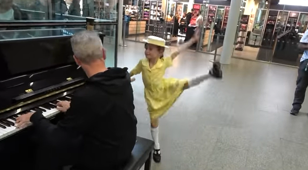 Dievčatko pritancovalo k neznámemu klaviristovi a predviedlo rozkošné vystúpenie