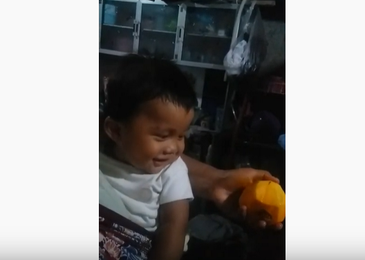 Rozkošný smiech bábätka: Úsmev na tvári mu vyčarovala tá najobyčajnejšia vec