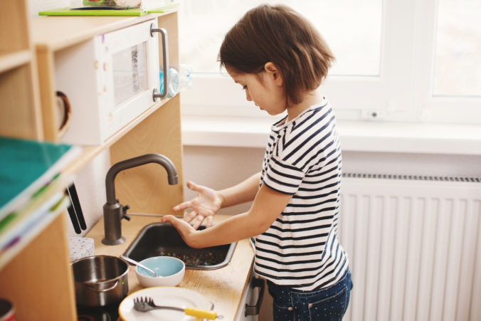 3 dôvody, prečo zaobstarať Vašim potomkom detskú kuchynku.