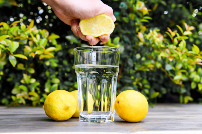 Najväčšia chyba, ktorú ráno robia ľudia pri pití vody s citrónovou šťavou