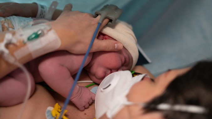 Po pôrode žena upadla do kómy. Zdravotnej sestričke prišiel na um tento nápad, ktorý fungoval