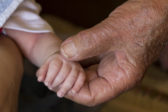 Vedci potvrdzujú, že je vedecky dokázané, že starostlivosť o vnúčatá predlžuje život prarodičov