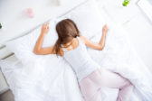 Lekári boli šokovaní, keď zistili, ako táto poloha pri spánku ovplyvňuje ľudské zdravie a aké veľké dopady na telo má