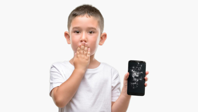 Šokujúci trest pre malého syna za rozbitie mobilu